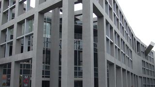 公園の中の美術館