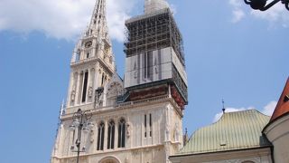 大きな尖塔が２本立つザグレブのシンボルである大聖堂です。