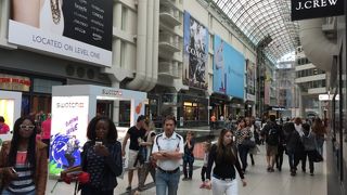 トロントを代表する巨大ショッピングモール