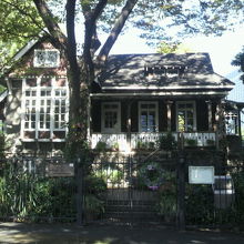 東京都公園資料館は、日比谷公園の緑の樹々の中にあります。