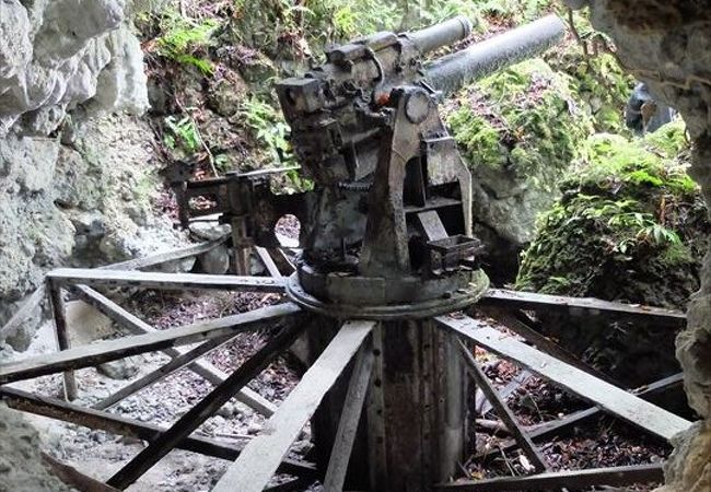 ペリリュー島の戦跡の一つ。元飛行場近くの岩山中腹にあります。