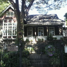 建物の左から撮影した写真です。ドイツの建物の感じがしています