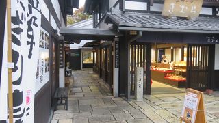 八幡堀から気軽に通り抜け!　コロッケや甘味、お土産も【石畳の小路】