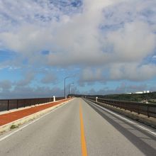 浜比嘉大橋の上から