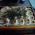 地元の人で混雑する蕎麦屋さん