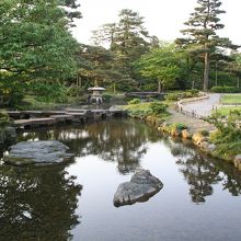 早朝は無料開放され、人もまばら。雁行橋です。