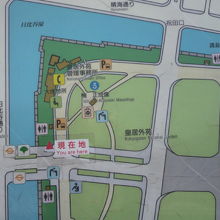 皇居二重橋の東側に楠正成の銅像があります。広い外苑の中央です