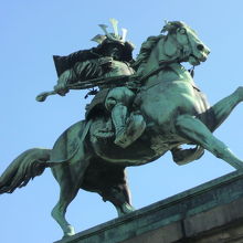 楠正成にさらに近づいた様子です。躍動感にあふれた銅像です。