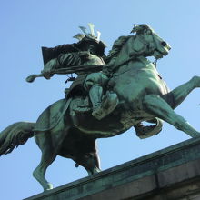 更に近づいた写真です。兜の中の眼光が、射貫く力を感じさせます