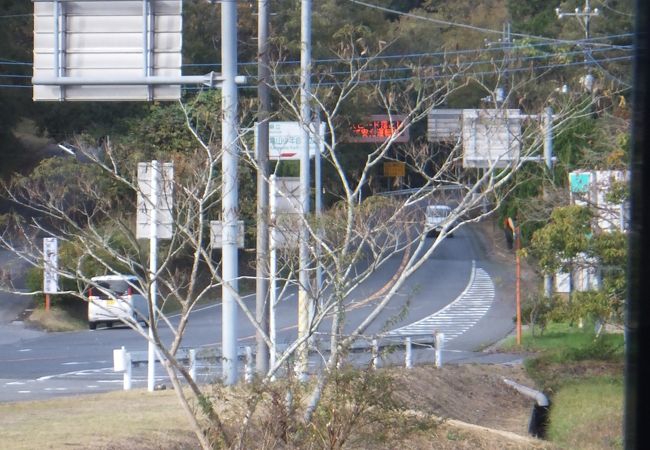 山に囲まれた有料道路です。