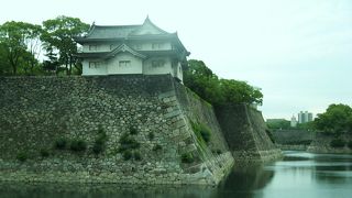 西外堀に面して建つ２階建ての櫓