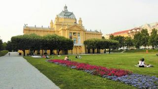 ザグレブ中央駅から広がる緑豊かな広場です。