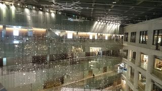 巨大なクリスマスツリー準備中