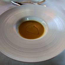 外の紅葉が映っている