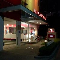 アソーク駅の歩道橋から見えます。