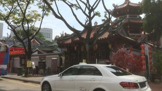 付近は日本語表記の看板あり