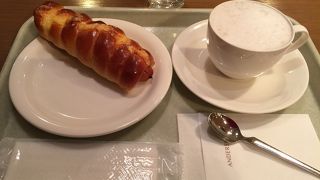 焼き立てパン & カフェ ♪