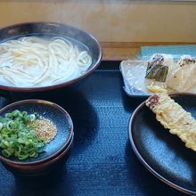 釜揚げうどん中+おにぎり+てんぷらで630円