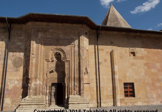 人型の陰に注目