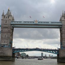 タワーブリッジ！はねあがる時を見たい！