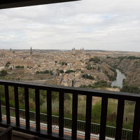 客室テラスからのトレド旧市街の眺め