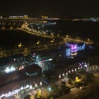 ホテルの部屋から眺める夜景