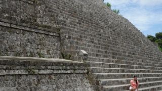 急な階段は怖いけど、上からの眺めとセキセイインコの神殿は必見