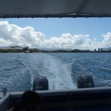 タクシーボートでメトル島へ２０分