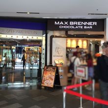 チョコ屋さんが、隣同士！