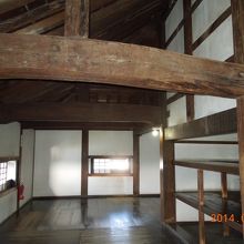 内部も漆喰と木のコントラストがとても素敵、上品ですな。