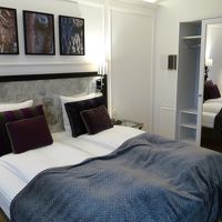 カバンを２つ開けられる広さで、セーフティボックスもあります。