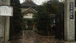 松姫の墓所がある