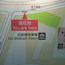 旧新橋停車場の傍に標識が建てられ、停車場を紹介しています。