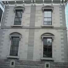 旧新橋停車場の中央部分の左側の建物の様子です。２階建てです。