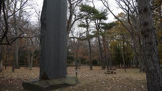 コタンベツの丘にひっそりと建つ石碑