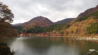 紅葉を楽しみながら散策