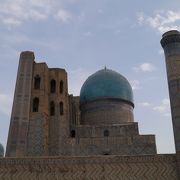巨大な廃墟のモスク