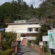 鳳来寺山表参道の置くにあります。登山道の入口です。駐車場もあります。