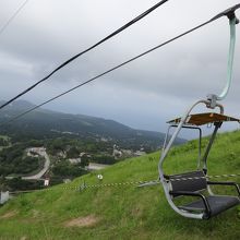 美しい緑の山の斜面を。