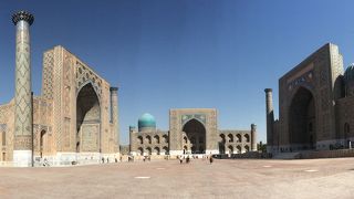 3つの大きな建物に囲まれたサマルカンド観光のメイン