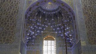 金箔と青いタイルの内装が美しい