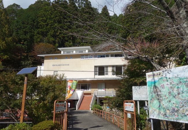 鳳来寺山表参道の置くにあります。登山道の入口です。駐車場もあります。