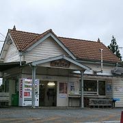 木造の昔懐かしい駅舎で、足湯もあります