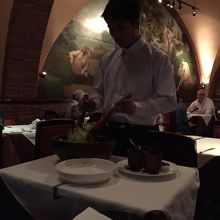 サラダを作っているところ