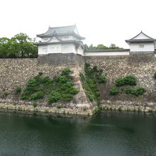 多聞櫓（右）と千貫櫓（左）