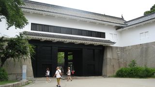 重厚な造りの長屋形式の櫓