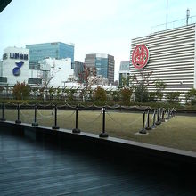 買い物の合間に大空の下で休憩できました。