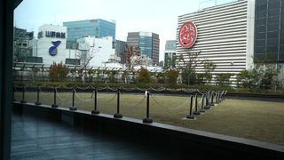 すぐそばに和光の時計台が見える空中庭園