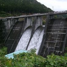 片倉ダムでせき止められて笹川湖ができました