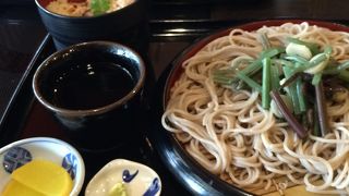 なかなか美味しいそばつゆに出会えない昨今、こんなところで本格的な京都のそばつゆのざるそばが食べられるなんて！お勧めできます。